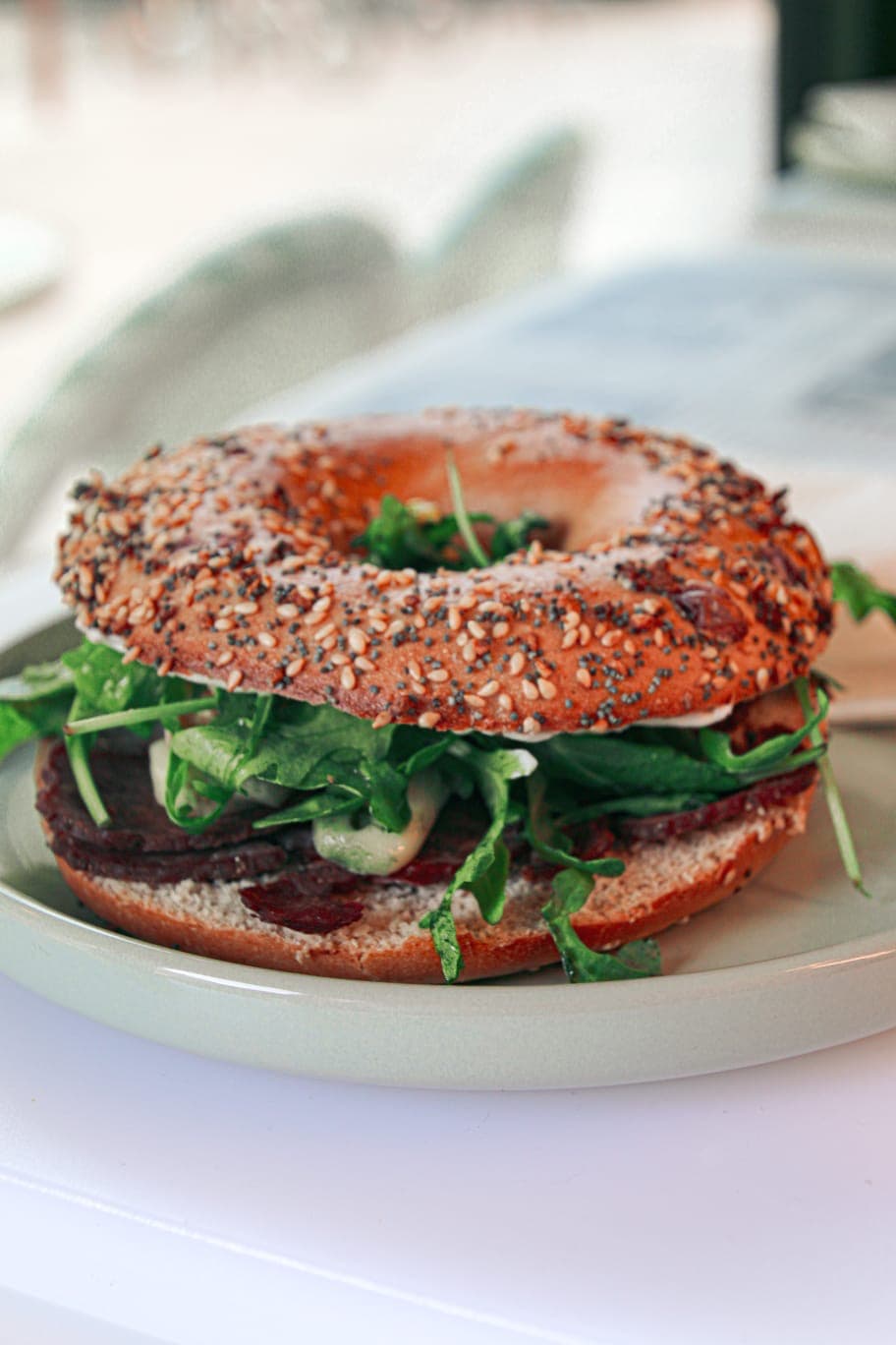 Intérieur du café The Loop et sa carte de boissons de spécialité