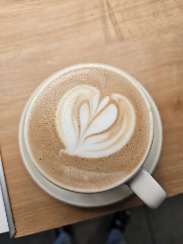 Barista préparant un café de spécialité au comptoir de The Loop