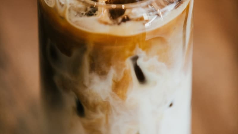 Mains de barista en plein travail sur une machine espresso